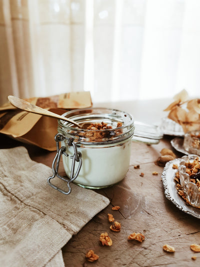 Yogurt vegano fatto in casa con granola Uva e Mandorle