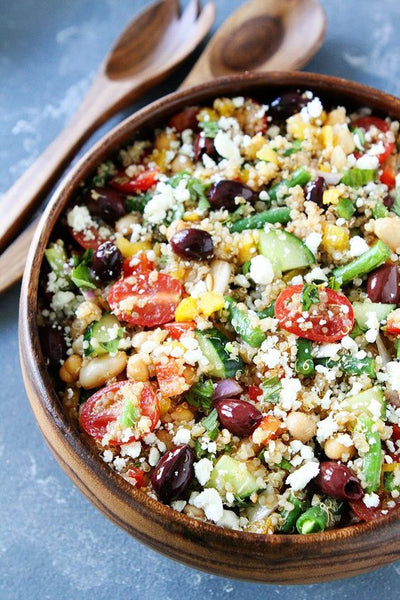 Insalata di quinoa alla mediterranea con granola salata