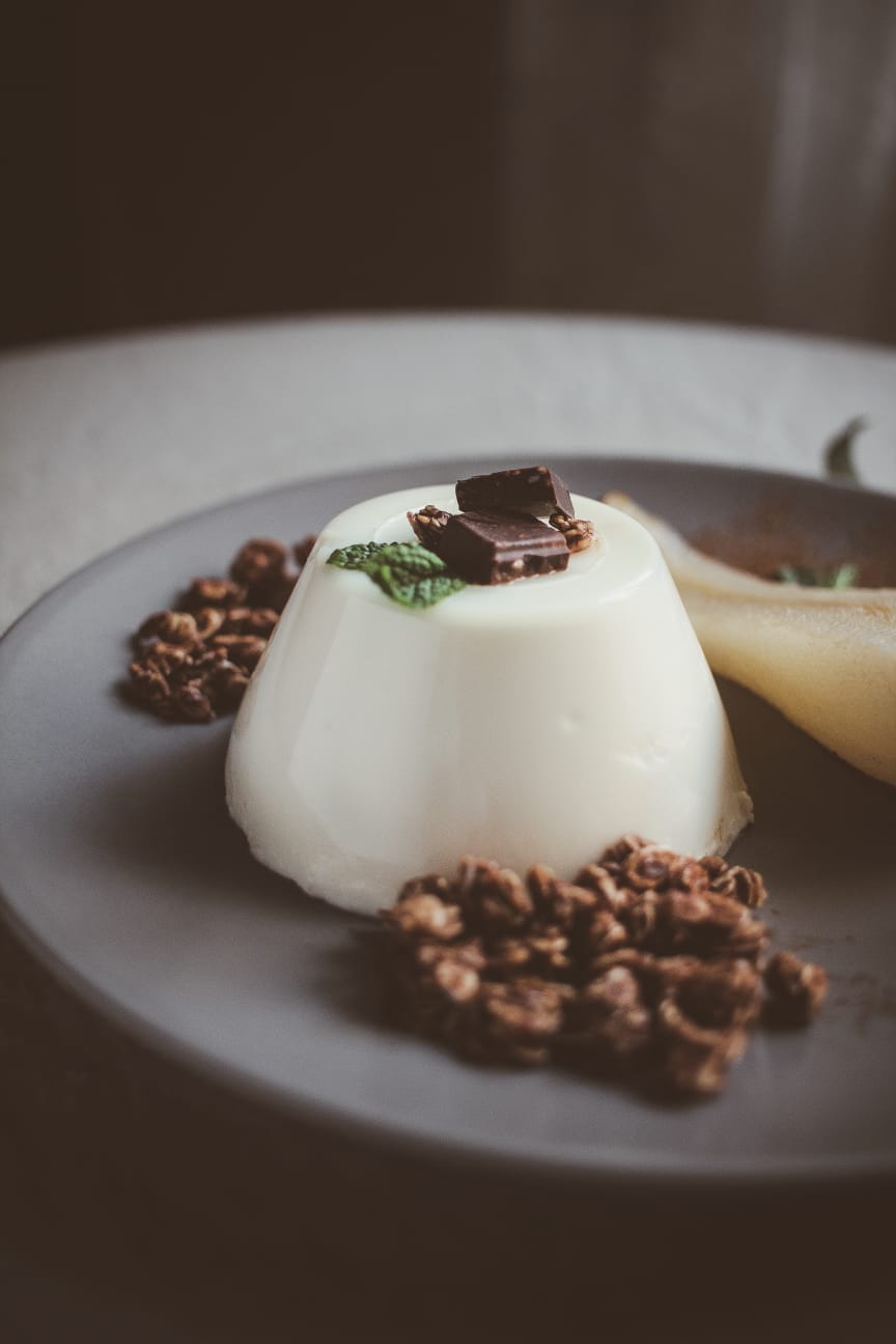 Pannacotta Speziata con Pere Affogate e Granola Cacao & Nocciola