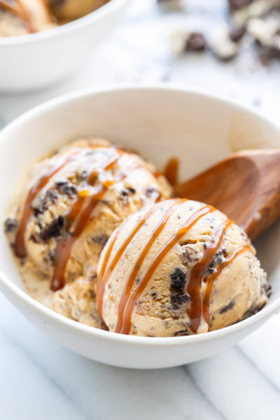 Gelato Vegano al cocco con Caramello Salato e Granola Cacao e Nocciole